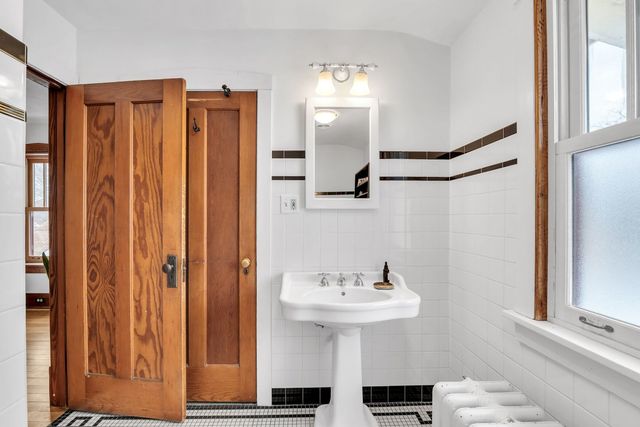 17 S Maple Street, Mount Prospect, IL 60056