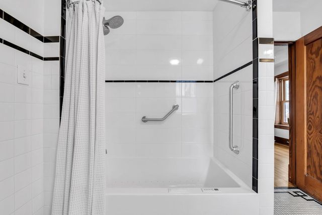 17 S Maple Street, Mount Prospect, IL 60056