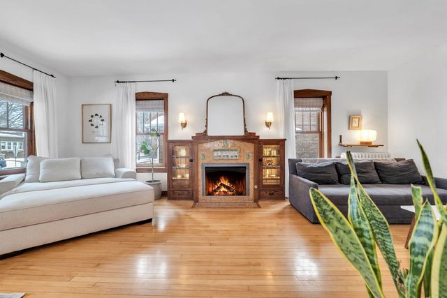 17 S Maple Street, Mount Prospect, IL 60056