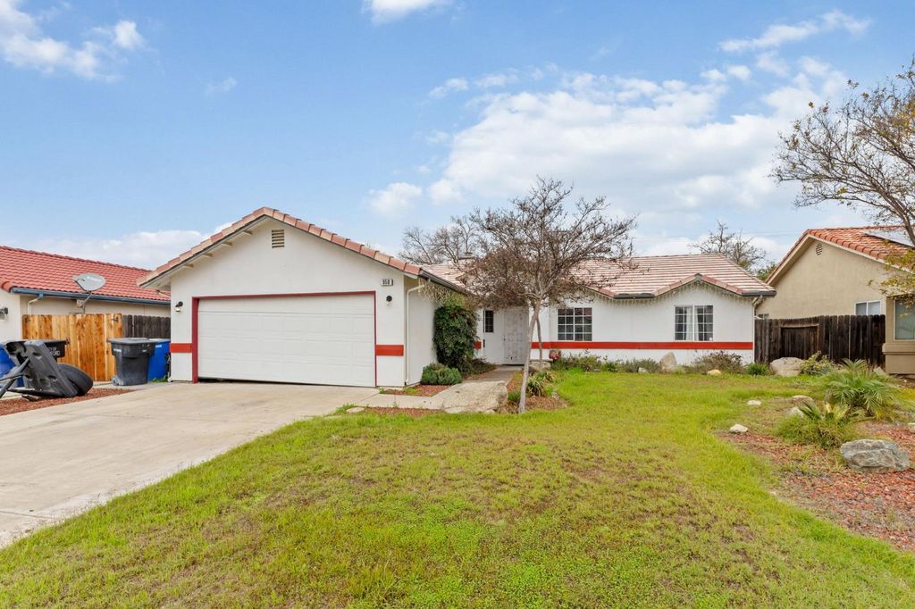 Image 2 of property listing at 950 Cedarwood, Hanford, CA 93230
