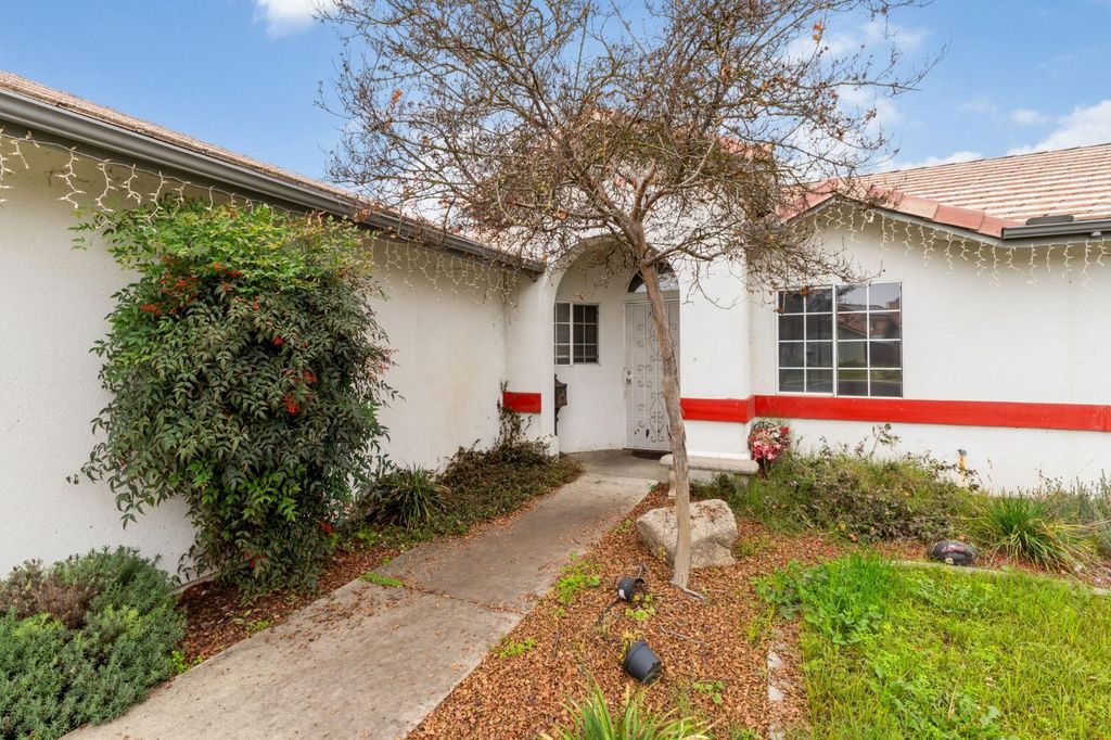 Image 3 of property listing at 950 Cedarwood, Hanford, CA 93230