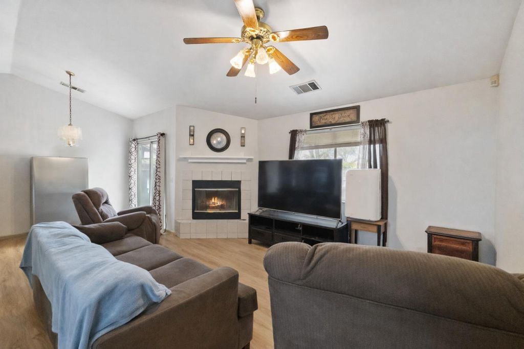 Image 4 of property listing at 950 Cedarwood, Hanford, CA 93230