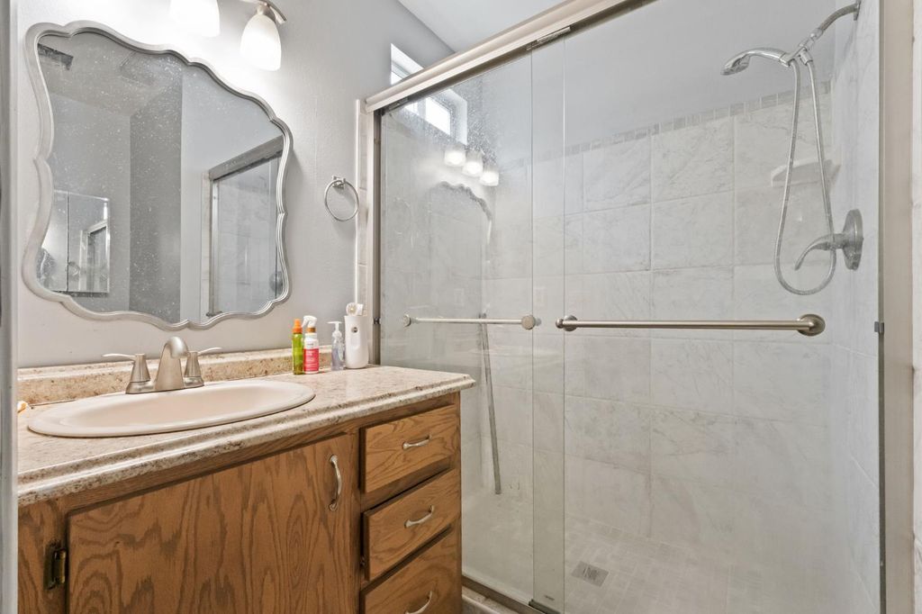 Image 5 of property listing at 950 Cedarwood, Hanford, CA 93230