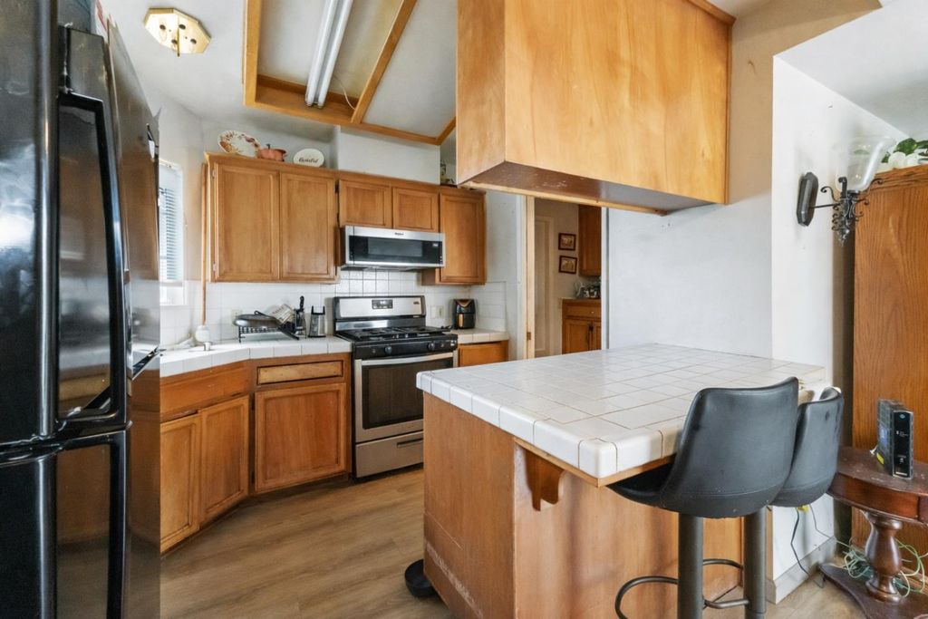 Image 6 of property listing at 950 Cedarwood, Hanford, CA 93230