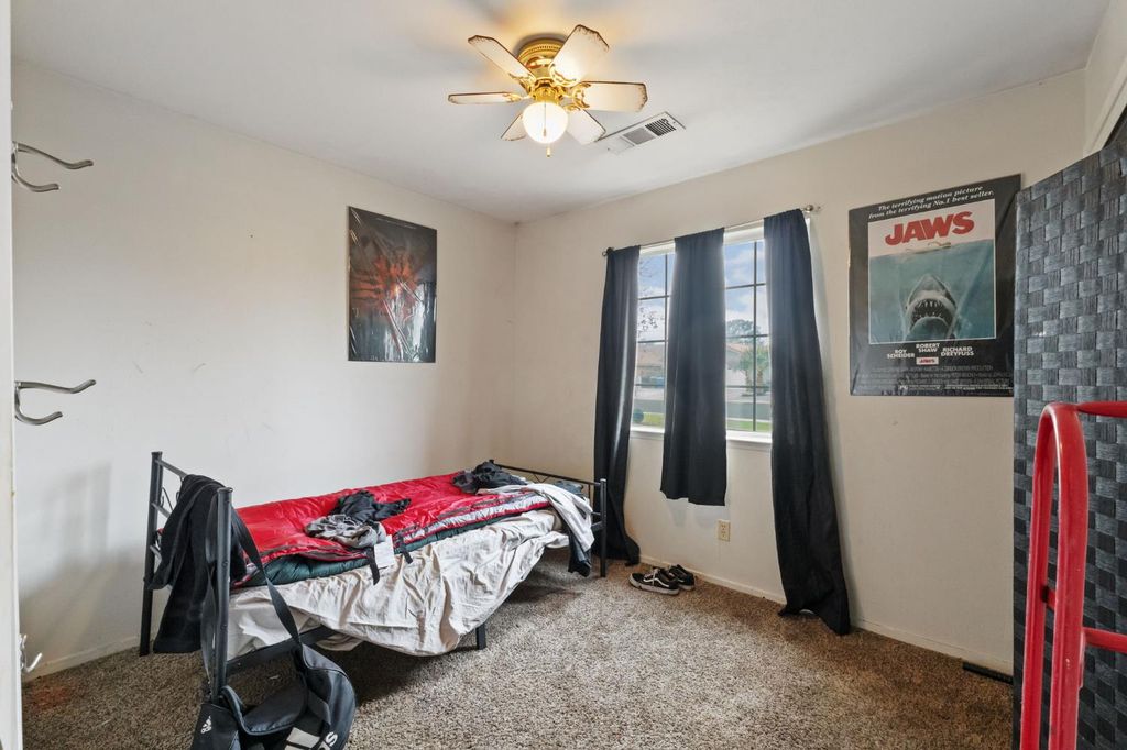 Image 7 of property listing at 950 Cedarwood, Hanford, CA 93230