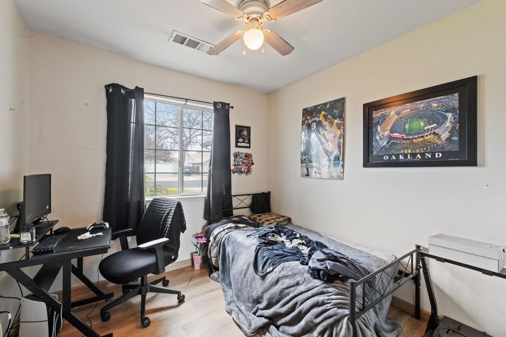 Image 8 of property listing at 950 Cedarwood, Hanford, CA 93230