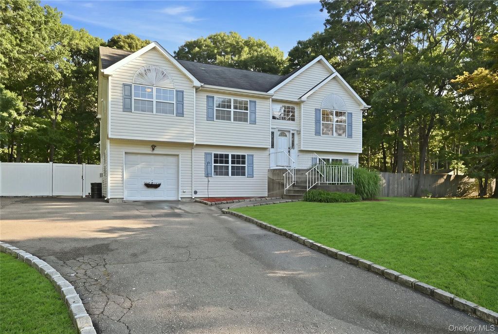 3 Mulligan Drive, Medford, NY 11763 — exterior