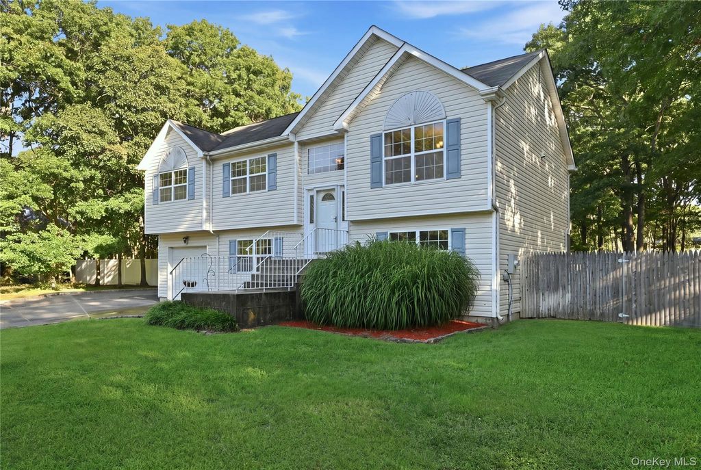 3 Mulligan Drive, Medford, NY 11763 — photo 2