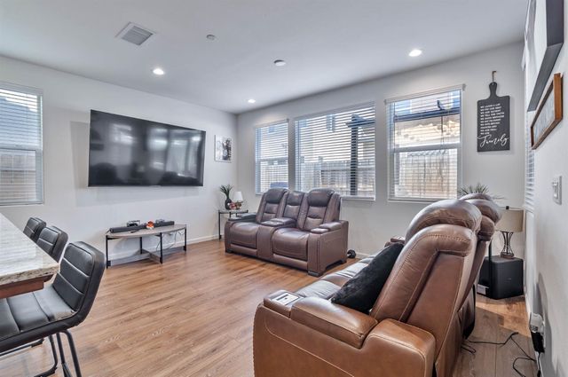 915 Winchell Way W, Madera, CA 93636