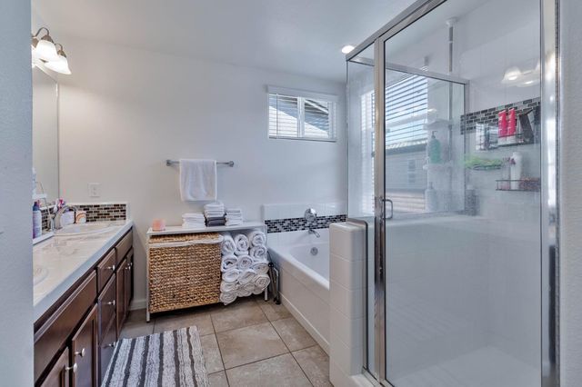 915 Winchell Way W, Madera, CA 93636