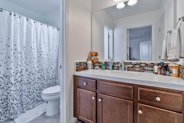 915 Winchell Way W, Madera, CA 93636