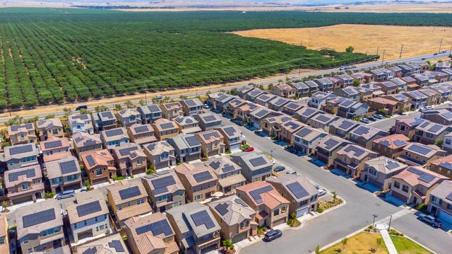 915 Winchell Way W, Madera, CA 93636