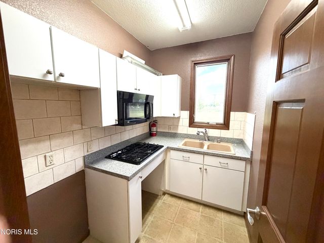 7939 N Woodbridge Road, Monclova, OH 43542