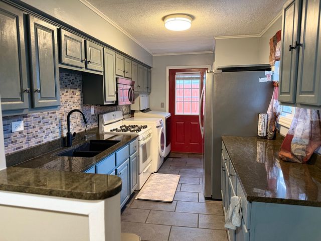 25 Meadowlark Lane, Carpentersville, IL 60110