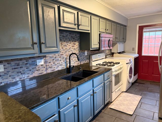 25 Meadowlark Lane, Carpentersville, IL 60110