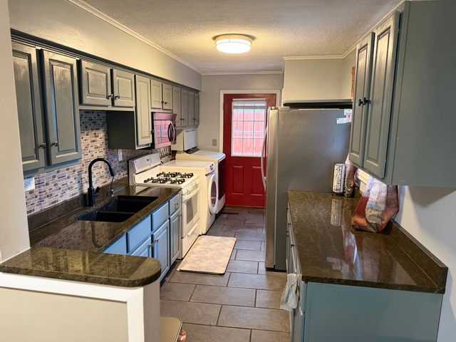 25 Meadowlark Lane, Carpentersville, IL 60110