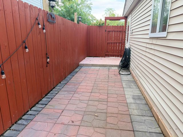 25 Meadowlark Lane, Carpentersville, IL 60110