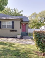 422 E Worth Street, Grapevine, TX 76051