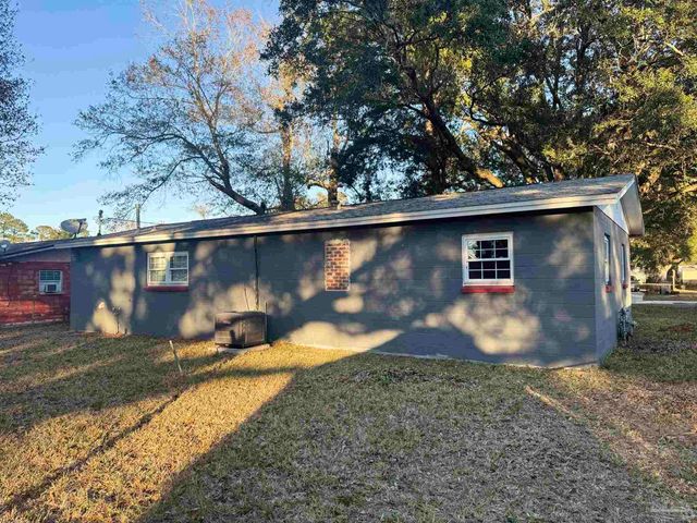 7811 Castle Gate Dr, Pensacola, FL 32534