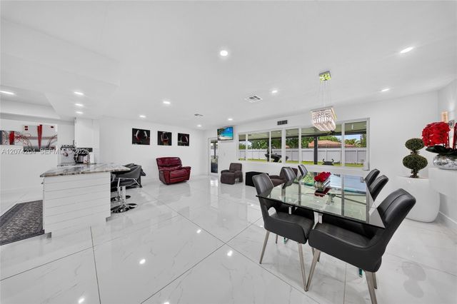 713 Se, Cape Coral, FL 33904