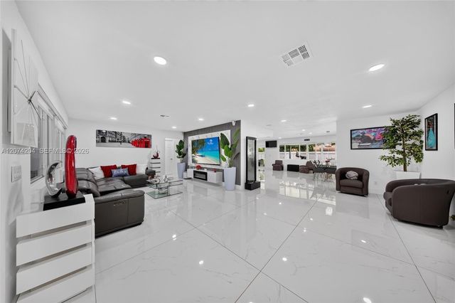 713 Se, Cape Coral, FL 33904