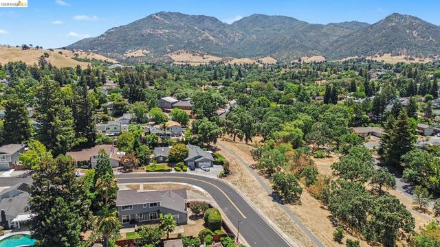 332 Chardonnay Cir, Clayton, CA 94517