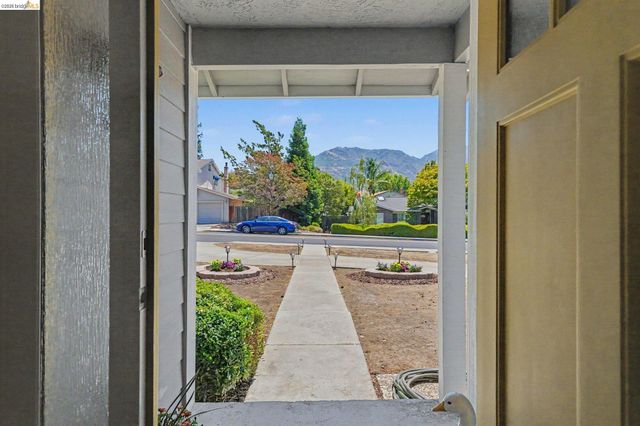 332 Chardonnay Cir, Clayton, CA 94517