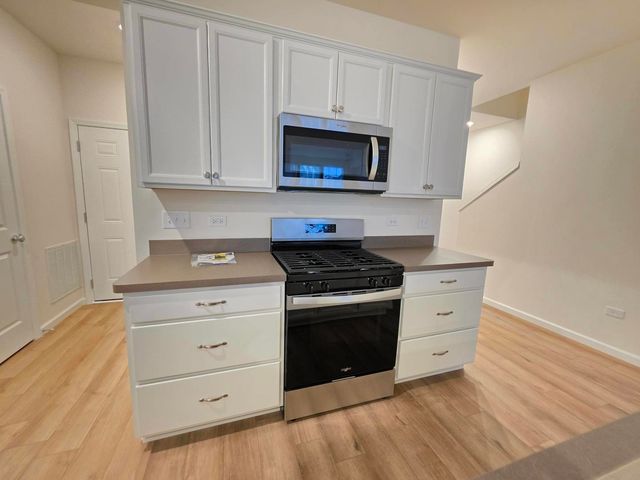 2318 Horseshoe Circle 08802, Naperville, IL 60564