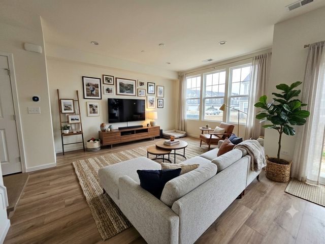2318 Horseshoe Circle 08802, Naperville, IL 60564