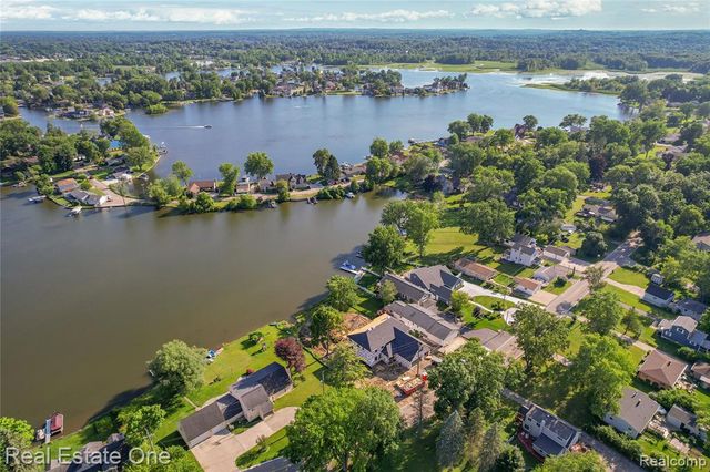 9047 Gale Road, White Lake, MI 48386