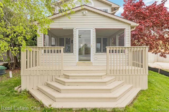 9047 Gale Road, White Lake, MI 48386