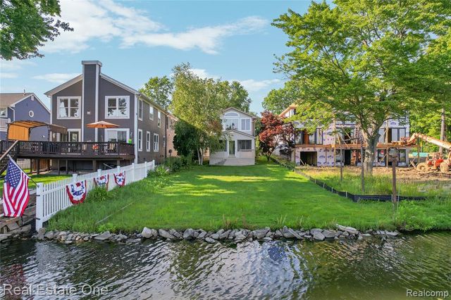 9047 Gale Road, White Lake, MI 48386