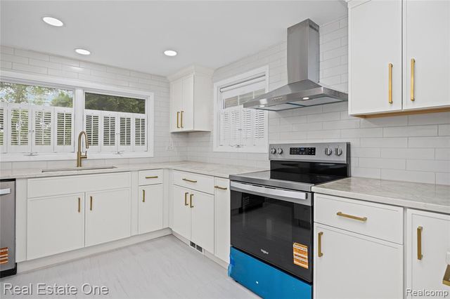 9047 Gale Road, White Lake, MI 48386