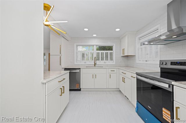 9047 Gale Road, White Lake, MI 48386
