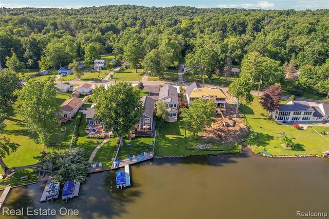 9047 Gale Road, White Lake, MI 48386