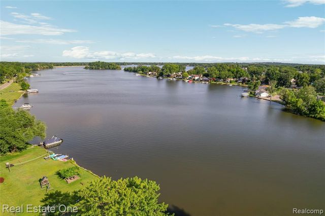 9047 Gale Road, White Lake, MI 48386