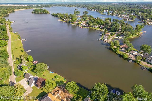 9047 Gale Road, White Lake, MI 48386