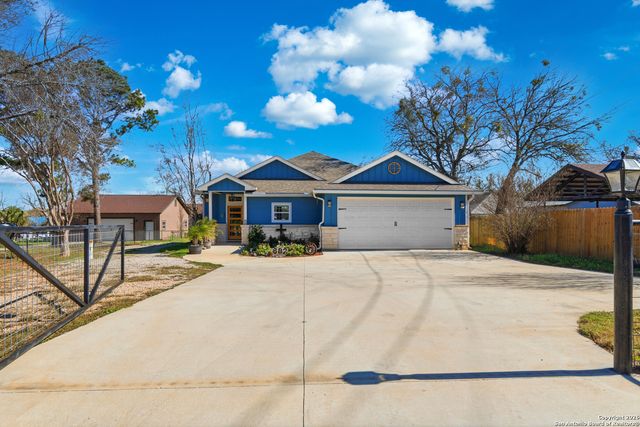 682 STUART RD, Adkins, TX 78101