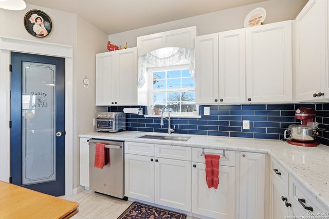 682 STUART RD, Adkins, TX 78101