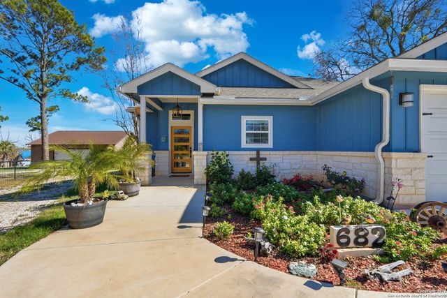 682 STUART RD, Adkins, TX 78101