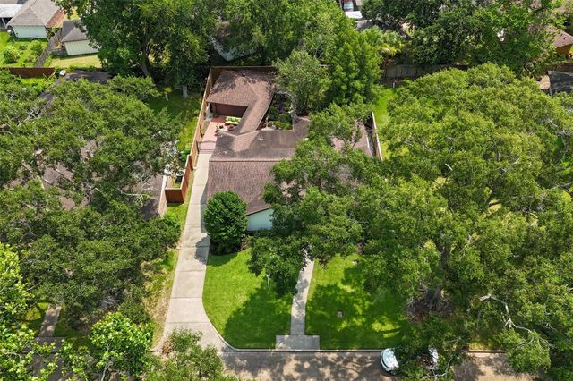 18319 Hereford Lane, Dickinson, TX 77058