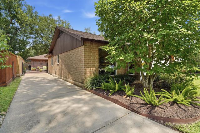 18319 Hereford Lane, Dickinson, TX 77058