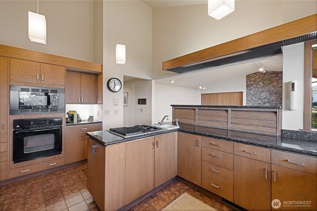 2720 Soundview Drive W, University Place, WA 98466