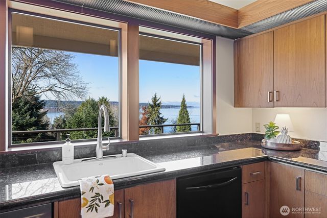 2720 Soundview Drive W, University Place, WA 98466