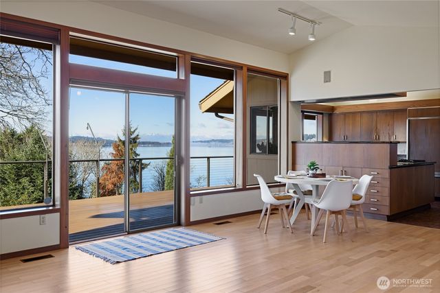 2720 Soundview Drive W, University Place, WA 98466