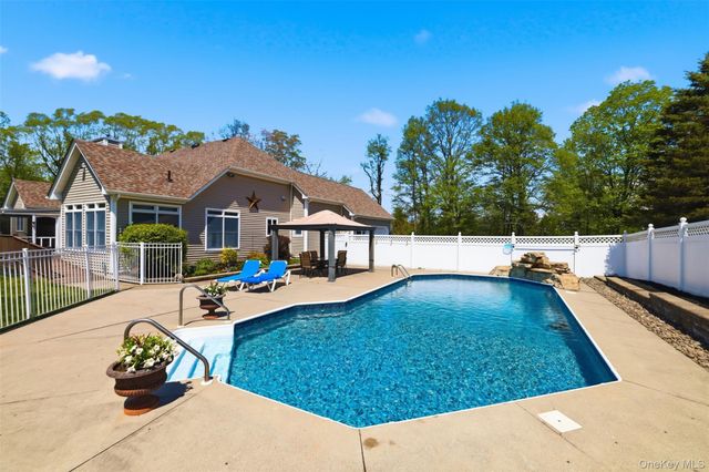 92 Coppergate Lane, Warwick, NY 10990