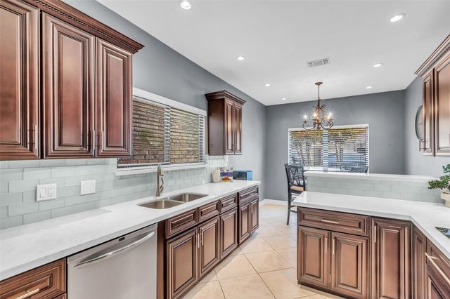 2555 Bering Drive 15, Houston, TX 77057