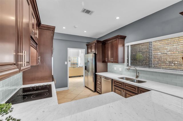 2555 Bering Drive 15, Houston, TX 77057