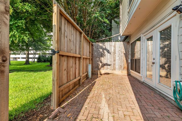 2555 Bering Drive 15, Houston, TX 77057