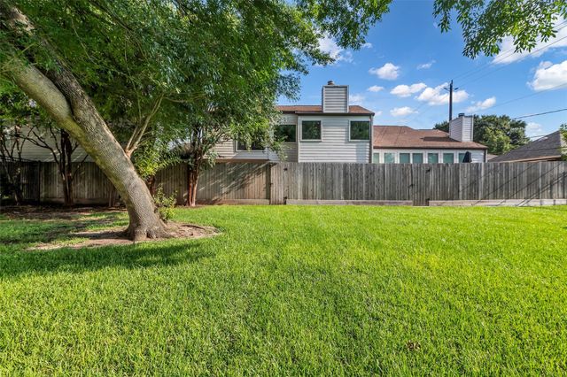 2555 Bering Drive 15, Houston, TX 77057
